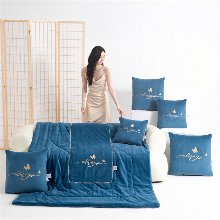 91家纺网 家纺一手货源 找家纺 照世家纺 2025新款蝶影相随牛奶绒多功能抱枕被（控价：不能低于以下：小79，中号99，大139，加大169，超大219.低于零售价的链接，一经发现直接投诉下架，感谢大家的支持） 蝶影相随-海蓝