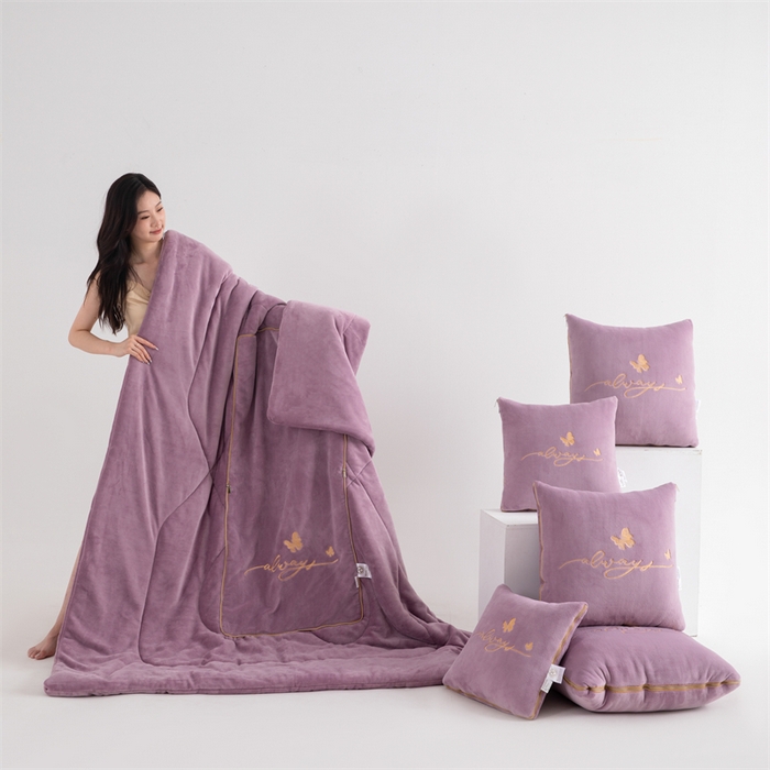 91家纺网 家纺一手货源 找家纺 照世家纺 2025新款蝶影相随牛奶绒多功能抱枕被（控价：不能低于以下：小79，中号99，大139，加大169，超大219.低于零售价的链接，一经发现直接投诉下架，感谢大家的支持） 蝶影相随-紫色