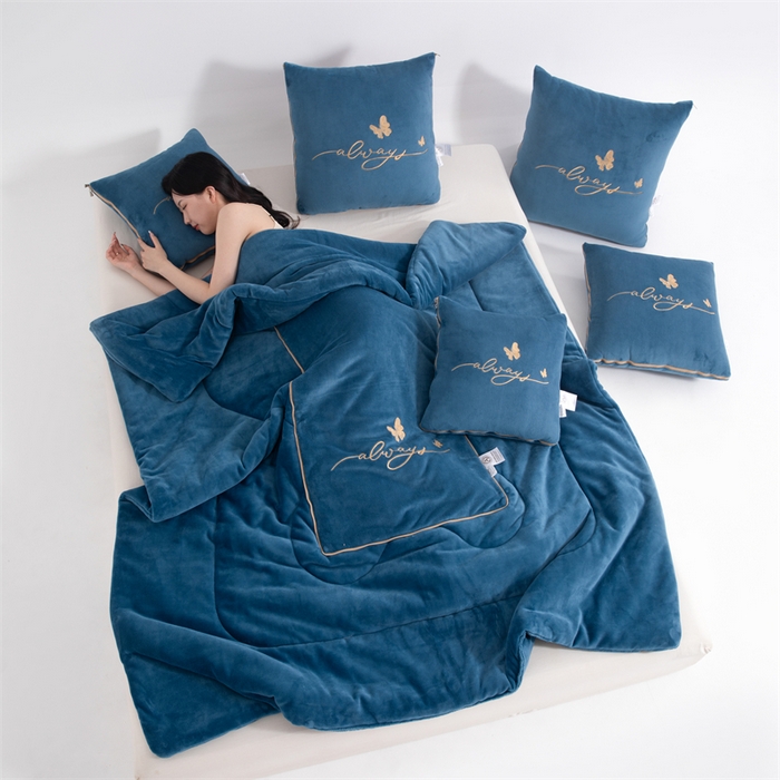 91家纺网 家纺一手货源 找家纺 照世家纺 2025新款蝶影相随牛奶绒多功能抱枕被（控价：不能低于以下：小79，中号99，大139，加大169，超大219.低于零售价的链接，一经发现直接投诉下架，感谢大家的支持） 蝶影相随-海蓝