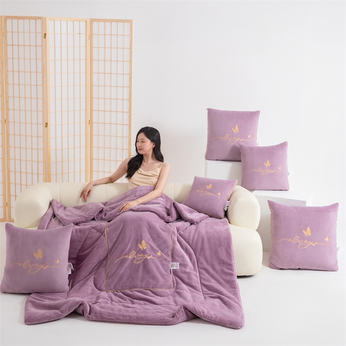 91家纺网 家纺一手货源 找家纺 照世家纺 2025新款蝶影相随牛奶绒多功能抱枕被（控价：不能低于以下：小79，中号99，大139，加大169，超大219.低于零售价的链接，一经发现直接投诉下架，感谢大家的支持） 蝶影相随-紫色