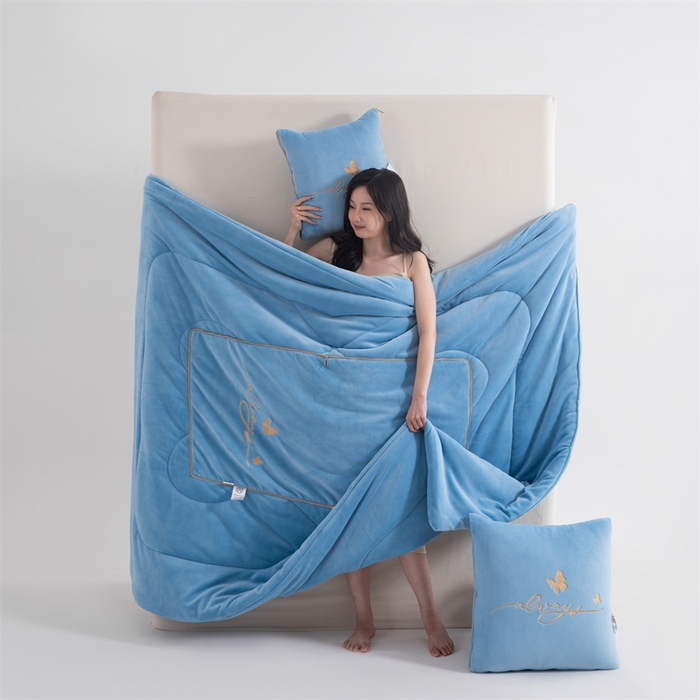 91家纺网 家纺一手货源 找家纺 照世家纺 2025新款蝶影相随牛奶绒多功能抱枕被（控价：不能低于以下：小79，中号99，大139，加大169，超大219.低于零售价的链接，一经发现直接投诉下架，感谢大家的支持） 蝶影相随-天蓝