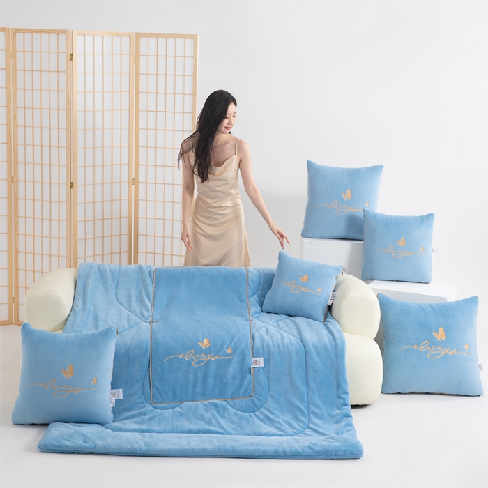 91家纺网 家纺一手货源 找家纺 照世家纺 2025新款蝶影相随牛奶绒多功能抱枕被（控价：不能低于以下：小79，中号99，大139，加大169，超大219.低于零售价的链接，一经发现直接投诉下架，感谢大家的支持） 蝶影相随-天蓝
