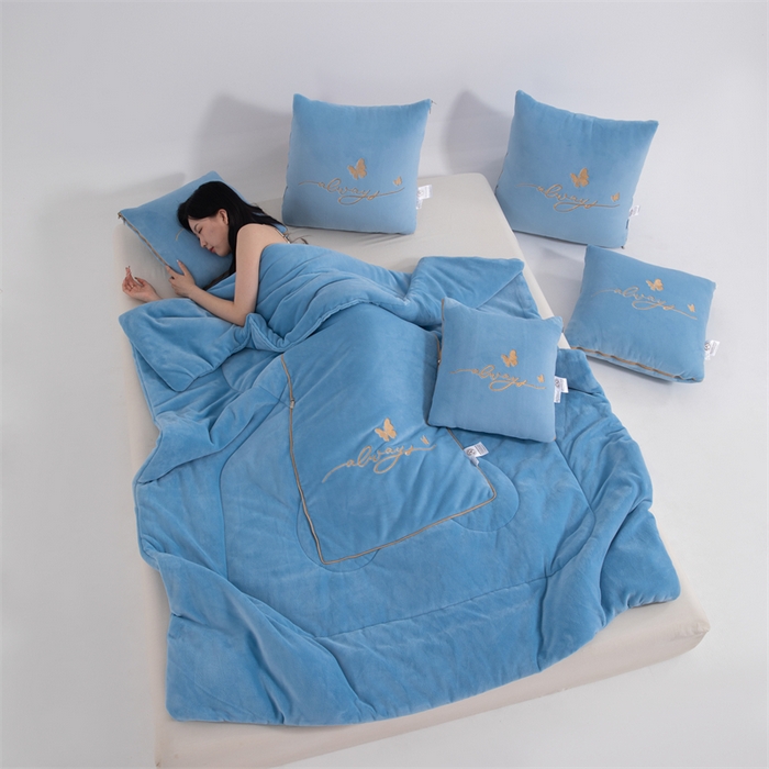 91家纺网 家纺一手货源 找家纺 照世家纺 2025新款蝶影相随牛奶绒多功能抱枕被（控价：不能低于以下：小79，中号99，大139，加大169，超大219.低于零售价的链接，一经发现直接投诉下架，感谢大家的支持） 蝶影相随-天蓝