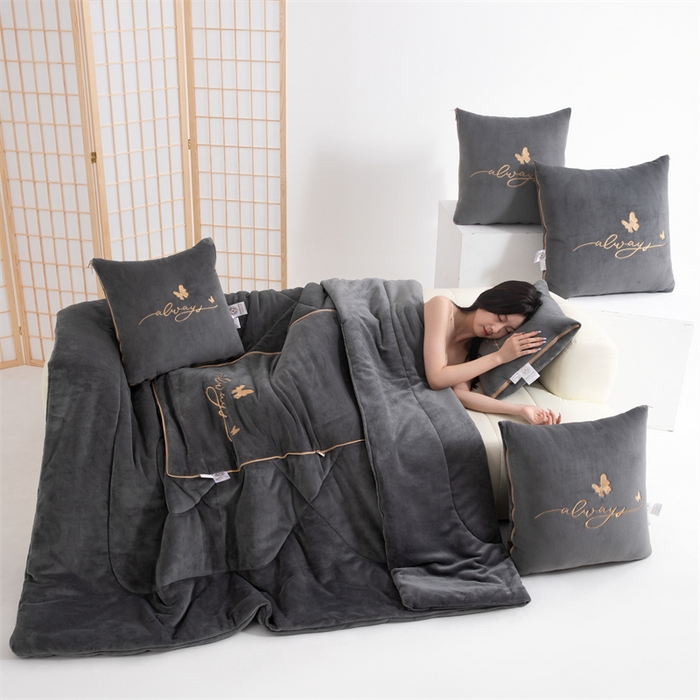 91家纺网 家纺一手货源 找家纺 照世家纺 2025新款蝶影相随牛奶绒多功能抱枕被（控价：不能低于以下：小79，中号99，大139，加大169，超大219.低于零售价的链接，一经发现直接投诉下架，感谢大家的支持） 蝶影相随-深灰