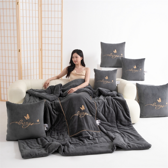 91家纺网 家纺一手货源 找家纺 照世家纺 2025新款蝶影相随牛奶绒多功能抱枕被（控价：不能低于以下：小79，中号99，大139，加大169，超大219.低于零售价的链接，一经发现直接投诉下架，感谢大家的支持） 蝶影相随-深灰