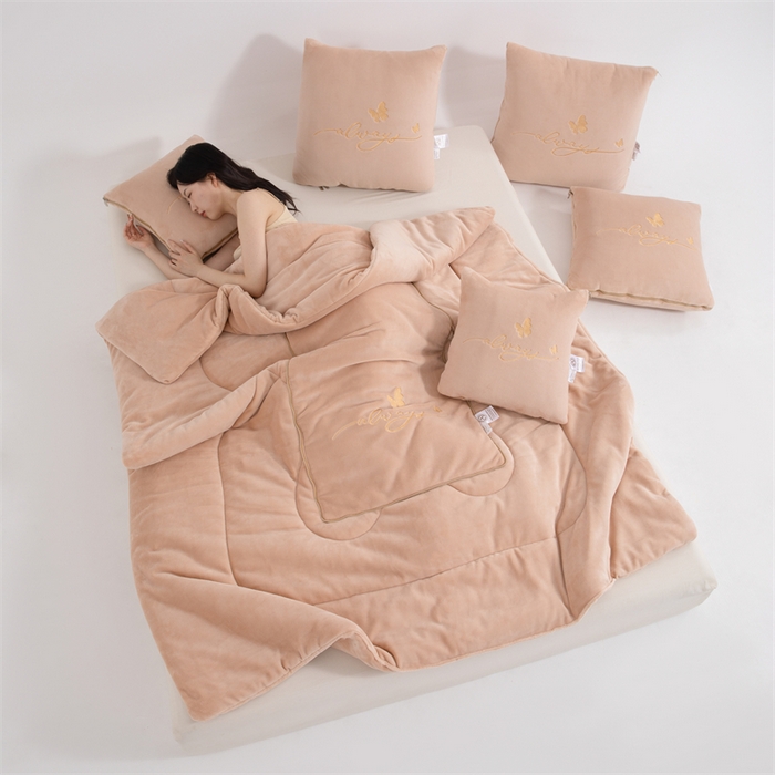 91家纺网 家纺一手货源 找家纺 照世家纺 2025新款蝶影相随牛奶绒多功能抱枕被（控价：不能低于以下：小79，中号99，大139，加大169，超大219.低于零售价的链接，一经发现直接投诉下架，感谢大家的支持） 蝶影相随-咖色