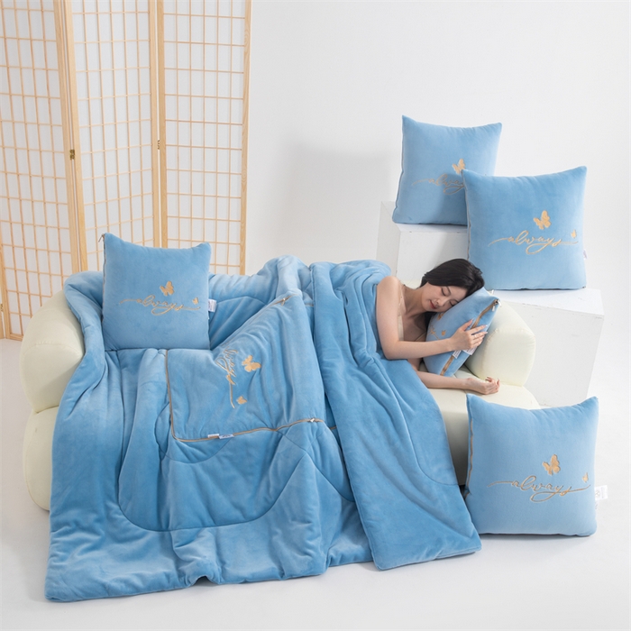 91家纺网 家纺一手货源 找家纺 照世家纺 2025新款蝶影相随牛奶绒多功能抱枕被（控价：不能低于以下：小79，中号99，大139，加大169，超大219.低于零售价的链接，一经发现直接投诉下架，感谢大家的支持） 蝶影相随-天蓝