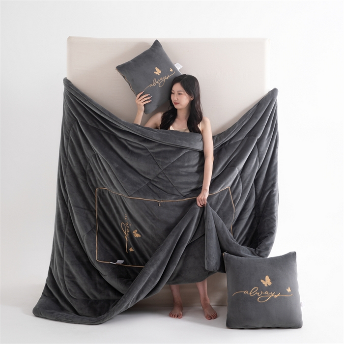 91家纺网 家纺一手货源 找家纺 照世家纺 2025新款蝶影相随牛奶绒多功能抱枕被（控价：不能低于以下：小79，中号99，大139，加大169，超大219.低于零售价的链接，一经发现直接投诉下架，感谢大家的支持） 蝶影相随-深灰