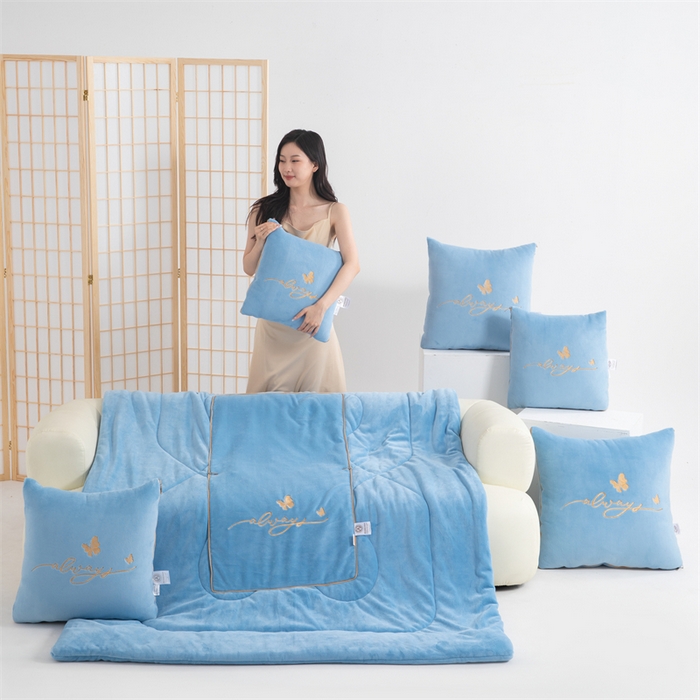 91家纺网 家纺一手货源 找家纺 照世家纺 2025新款蝶影相随牛奶绒多功能抱枕被（控价：不能低于以下：小79，中号99，大139，加大169，超大219.低于零售价的链接，一经发现直接投诉下架，感谢大家的支持） 蝶影相随-天蓝