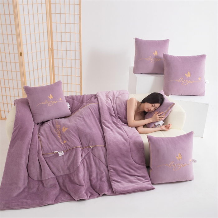 91家纺网 家纺一手货源 找家纺 照世家纺 2025新款蝶影相随牛奶绒多功能抱枕被（控价：不能低于以下：小79，中号99，大139，加大169，超大219.低于零售价的链接，一经发现直接投诉下架，感谢大家的支持） 蝶影相随-紫色