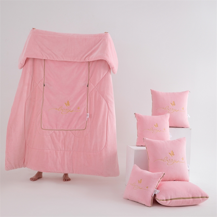 91家纺网 家纺一手货源 找家纺 照世家纺 2025新款蝶影相随牛奶绒多功能抱枕被（控价：不能低于以下：小79，中号99，大139，加大169，超大219.低于零售价的链接，一经发现直接投诉下架，感谢大家的支持） 蝶影相随-粉色