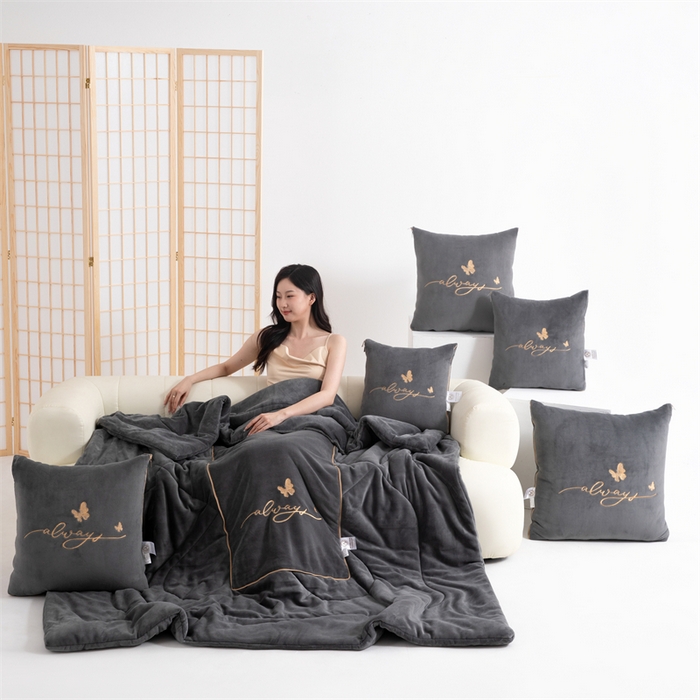 91家纺网 家纺一手货源 找家纺 照世家纺 2025新款蝶影相随牛奶绒多功能抱枕被（控价：不能低于以下：小79，中号99，大139，加大169，超大219.低于零售价的链接，一经发现直接投诉下架，感谢大家的支持） 蝶影相随-深灰
