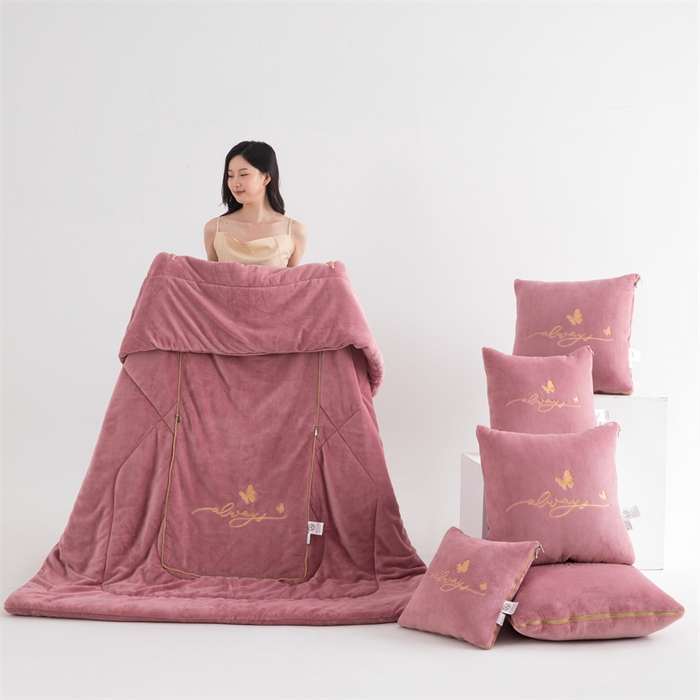 91家纺网 家纺一手货源 找家纺 照世家纺 2025新款蝶影相随牛奶绒多功能抱枕被（控价：不能低于以下：小79，中号99，大139，加大169，超大219.低于零售价的链接，一经发现直接投诉下架，感谢大家的支持） 蝶影相随-豆沙