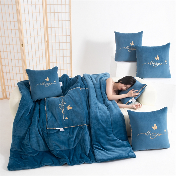 91家纺网 家纺一手货源 找家纺 照世家纺 2025新款蝶影相随牛奶绒多功能抱枕被（控价：不能低于以下：小79，中号99，大139，加大169，超大219.低于零售价的链接，一经发现直接投诉下架，感谢大家的支持） 蝶影相随-海蓝