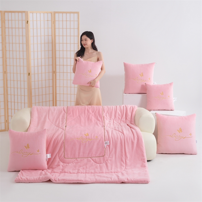 91家纺网 家纺一手货源 找家纺 照世家纺 2025新款蝶影相随牛奶绒多功能抱枕被（控价：不能低于以下：小79，中号99，大139，加大169，超大219.低于零售价的链接，一经发现直接投诉下架，感谢大家的支持） 蝶影相随-粉色