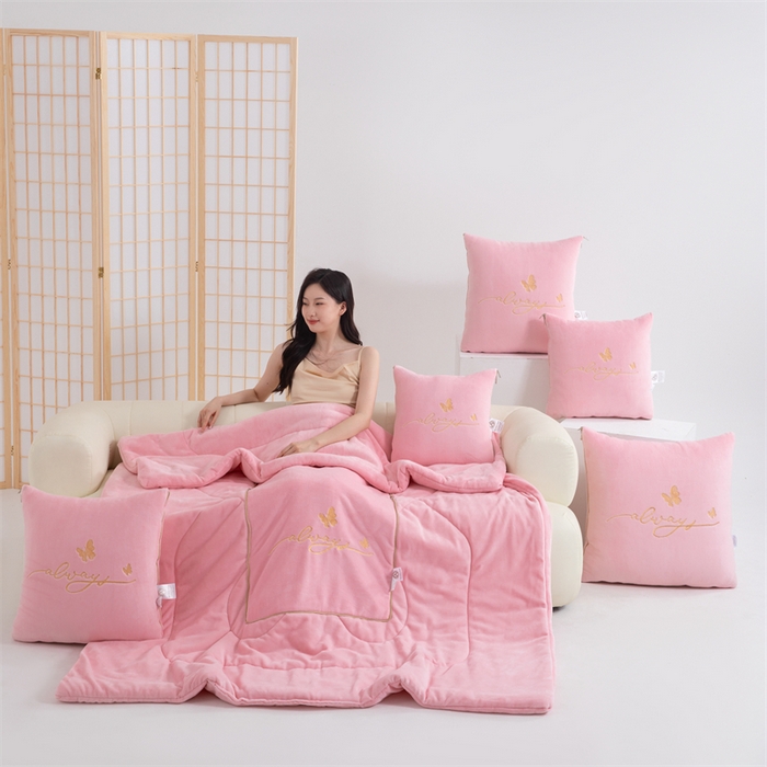 91家纺网 家纺一手货源 找家纺 照世家纺 2025新款蝶影相随牛奶绒多功能抱枕被（控价：不能低于以下：小79，中号99，大139，加大169，超大219.低于零售价的链接，一经发现直接投诉下架，感谢大家的支持） 蝶影相随-粉色