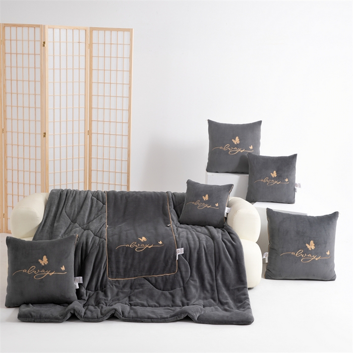 91家纺网 家纺一手货源 找家纺 照世家纺 2025新款蝶影相随牛奶绒多功能抱枕被（控价：不能低于以下：小79，中号99，大139，加大169，超大219.低于零售价的链接，一经发现直接投诉下架，感谢大家的支持） 蝶影相随-深灰