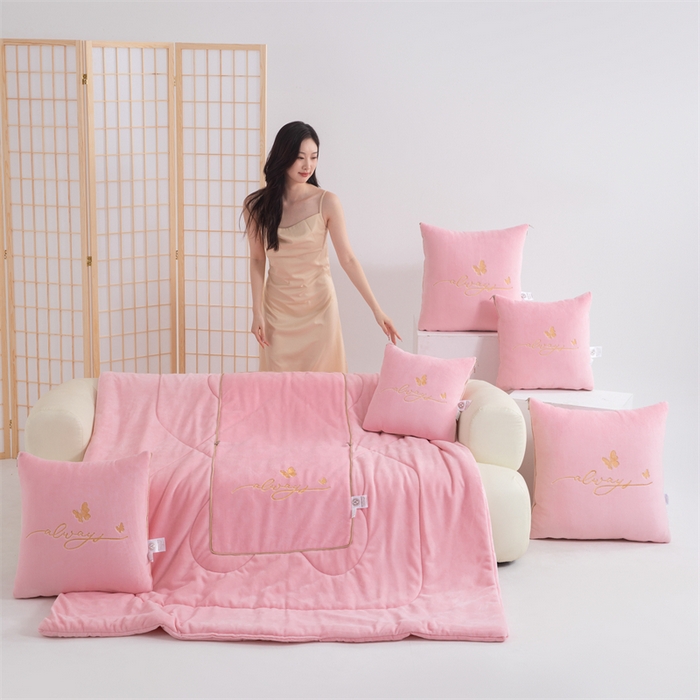 91家纺网 家纺一手货源 找家纺 照世家纺 2025新款蝶影相随牛奶绒多功能抱枕被（控价：不能低于以下：小79，中号99，大139，加大169，超大219.低于零售价的链接，一经发现直接投诉下架，感谢大家的支持） 蝶影相随-粉色