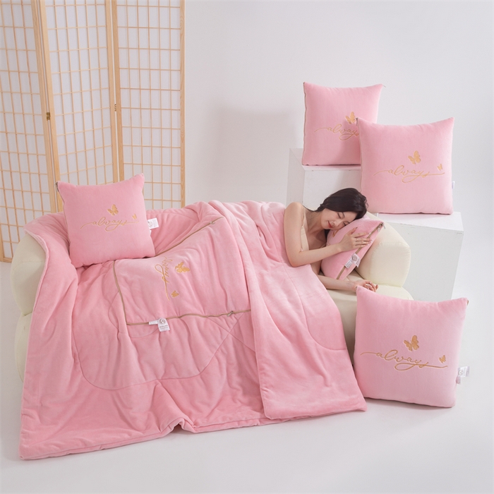 91家纺网 家纺一手货源 找家纺 照世家纺 2025新款蝶影相随牛奶绒多功能抱枕被（控价：不能低于以下：小79，中号99，大139，加大169，超大219.低于零售价的链接，一经发现直接投诉下架，感谢大家的支持） 蝶影相随-粉色