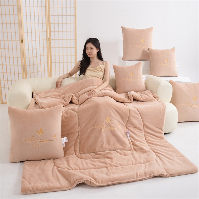 91家纺网 家纺一手货源 找家纺 照世家纺 2025新款蝶影相随牛奶绒多功能抱枕被（控价：不能低于以下：小79，中号99，大139，加大169，超大219.低于零售价的链接，一经发现直接投诉下架，感谢大家的支持） 蝶影相随-咖色