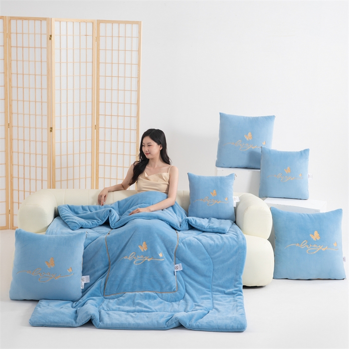 91家纺网 家纺一手货源 找家纺 照世家纺 2025新款蝶影相随牛奶绒多功能抱枕被（控价：不能低于以下：小79，中号99，大139，加大169，超大219.低于零售价的链接，一经发现直接投诉下架，感谢大家的支持） 蝶影相随-天蓝