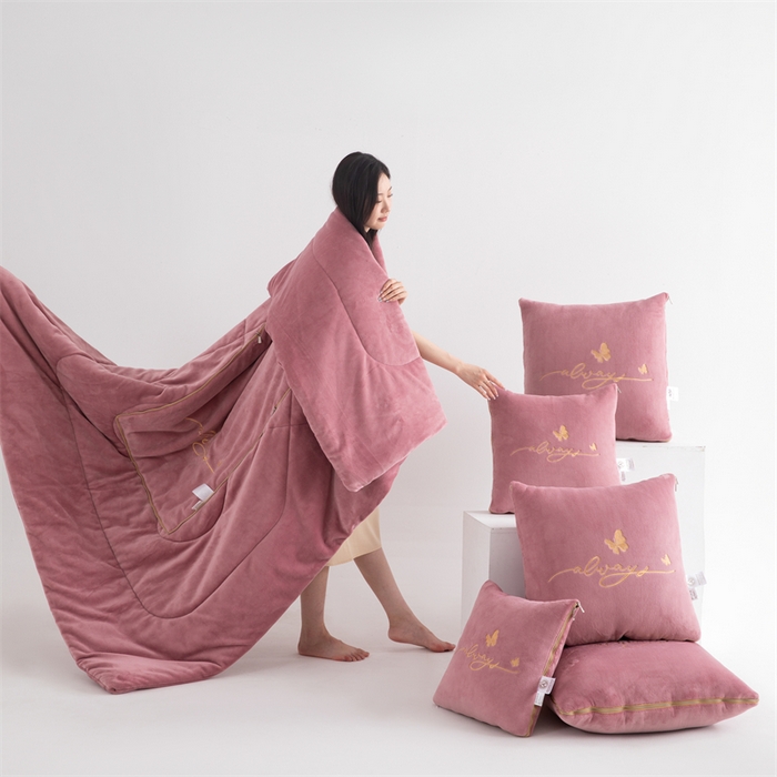 91家纺网 家纺一手货源 找家纺 照世家纺 2025新款蝶影相随牛奶绒多功能抱枕被（控价：不能低于以下：小79，中号99，大139，加大169，超大219.低于零售价的链接，一经发现直接投诉下架，感谢大家的支持） 蝶影相随-豆沙