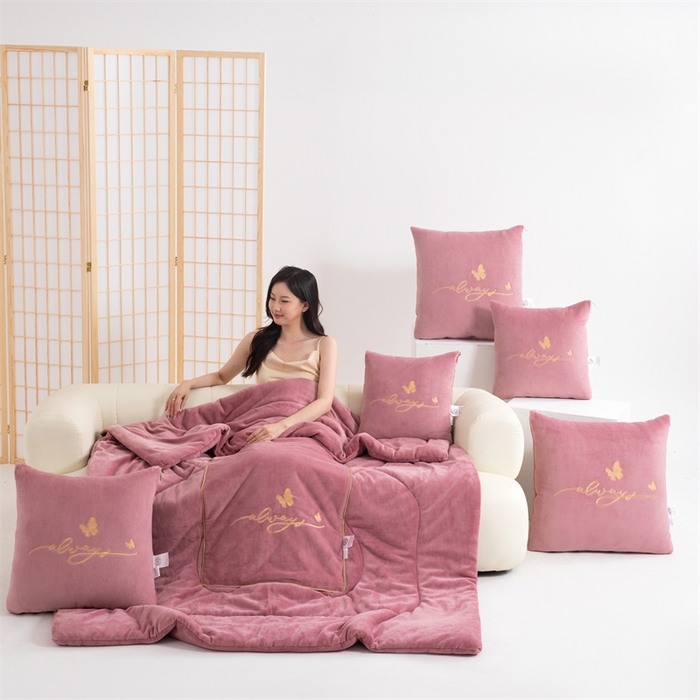 91家纺网 家纺一手货源 找家纺 照世家纺 2025新款蝶影相随牛奶绒多功能抱枕被（控价：不能低于以下：小79，中号99，大139，加大169，超大219.低于零售价的链接，一经发现直接投诉下架，感谢大家的支持） 蝶影相随-豆沙