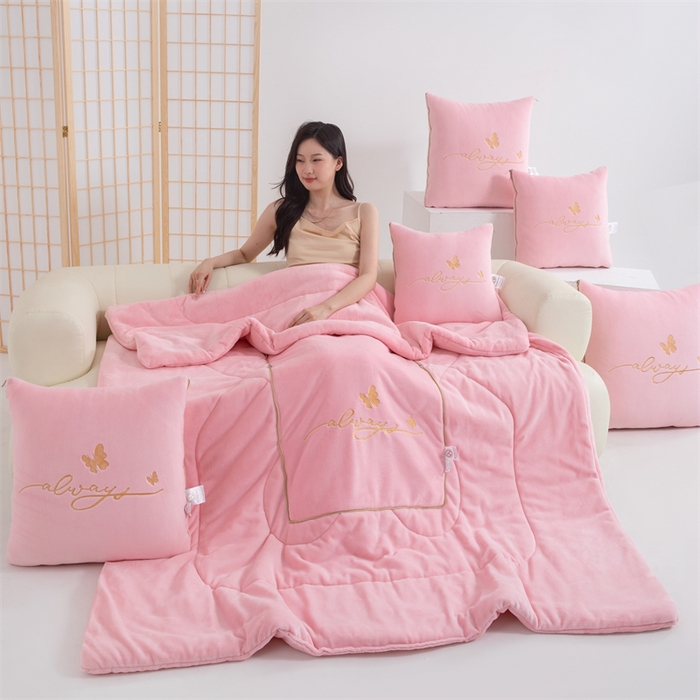 91家纺网 家纺一手货源 找家纺 照世家纺 2025新款蝶影相随牛奶绒多功能抱枕被（控价：不能低于以下：小79，中号99，大139，加大169，超大219.低于零售价的链接，一经发现直接投诉下架，感谢大家的支持） 蝶影相随-粉色