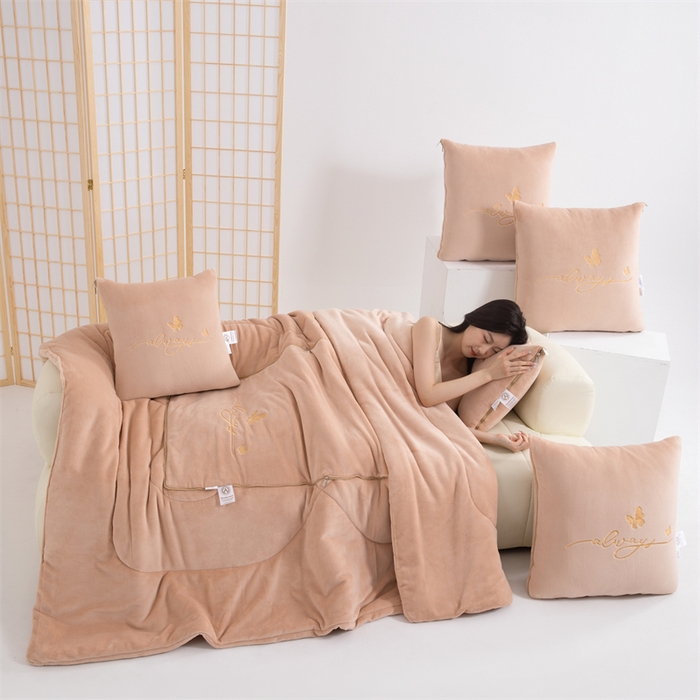 91家纺网 家纺一手货源 找家纺 照世家纺 2025新款蝶影相随牛奶绒多功能抱枕被（控价：不能低于以下：小79，中号99，大139，加大169，超大219.低于零售价的链接，一经发现直接投诉下架，感谢大家的支持） 蝶影相随-咖色