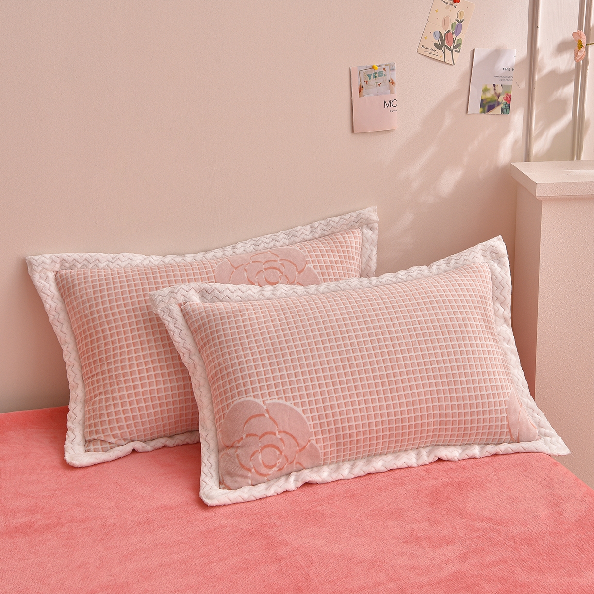 91家纺网 家纺一手货源 找家纺 董成龙家纺 2025新款直播爆款牛奶绒四件套雕花压线款法莱绒四件套11 山茶花-粉