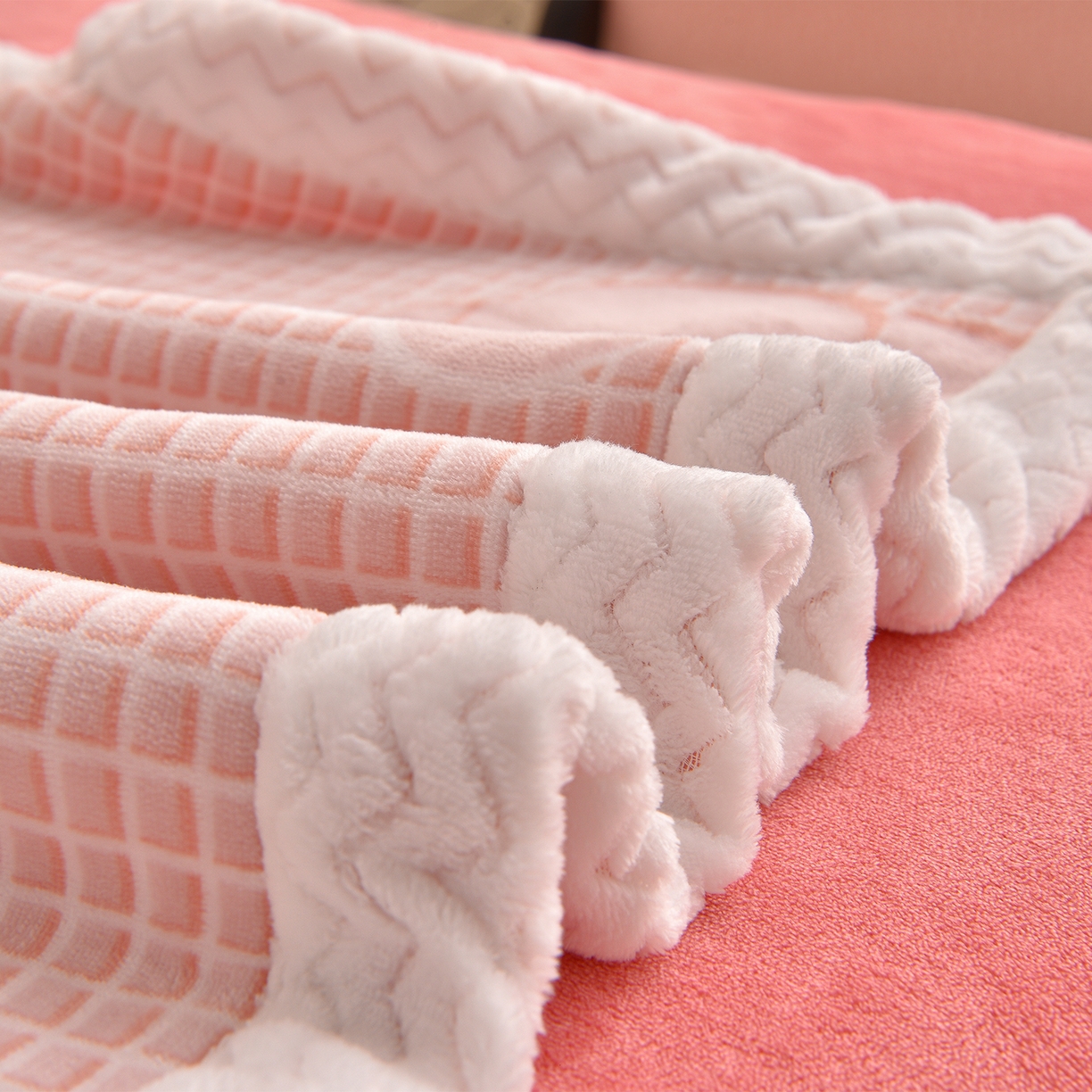 91家纺网 家纺一手货源 找家纺 董成龙家纺 2025新款直播爆款牛奶绒四件套雕花压线款法莱绒四件套11 山茶花-粉