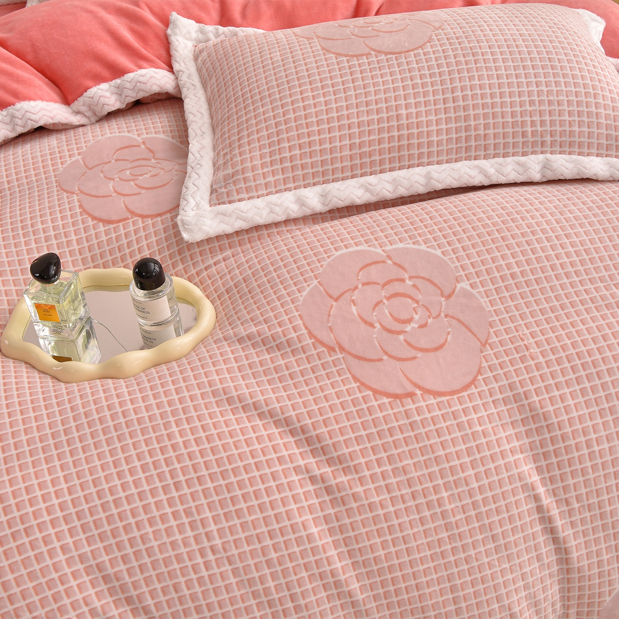 91家纺网 家纺一手货源 找家纺 董成龙家纺 2025新款直播爆款牛奶绒四件套雕花压线款法莱绒四件套11 山茶花-粉