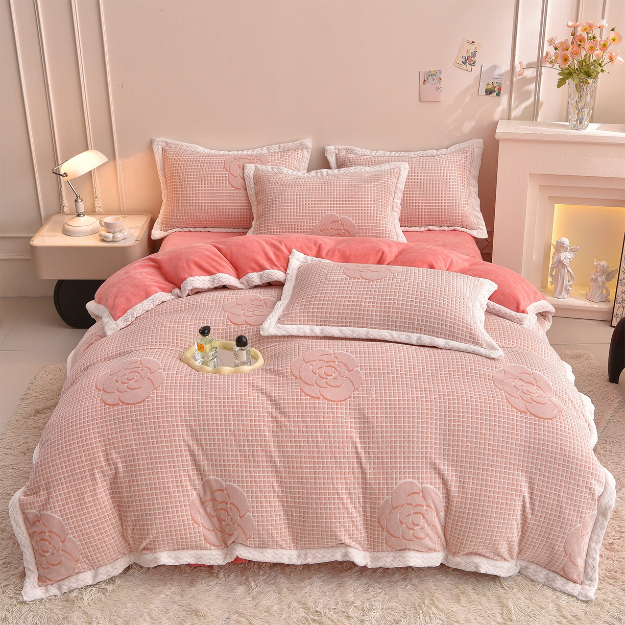 91家纺网 家纺一手货源 找家纺 董成龙家纺 2025新款直播爆款牛奶绒四件套雕花压线款法莱绒四件套11 山茶花-粉