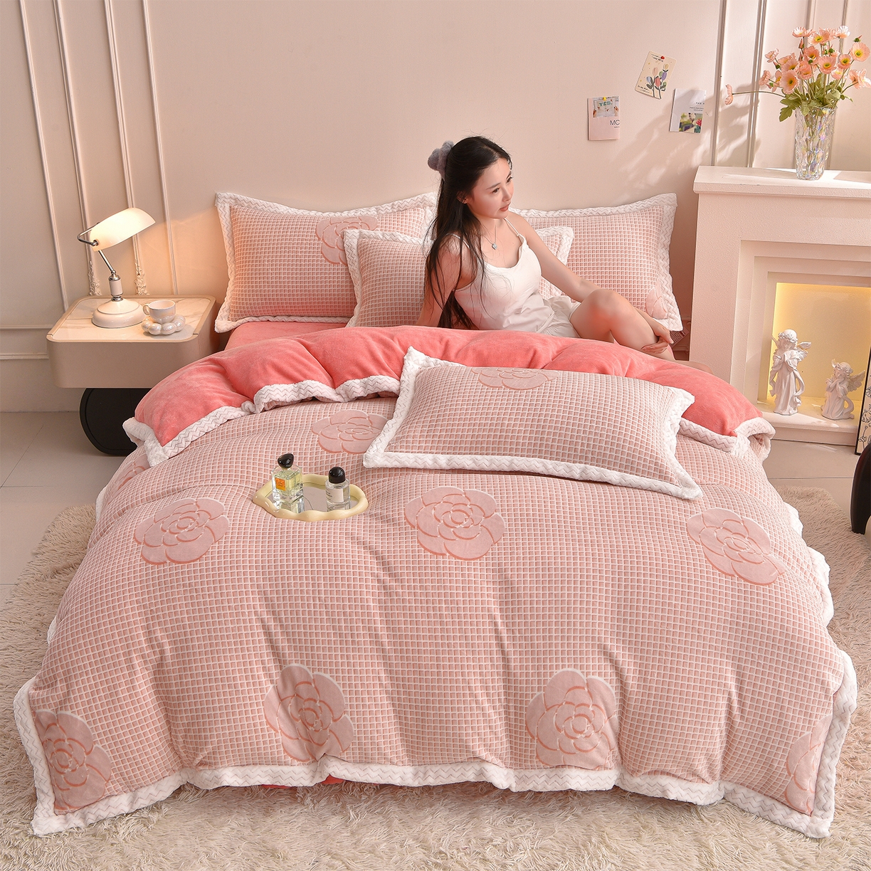 91家纺网 家纺一手货源 找家纺 董成龙家纺 2025新款直播爆款牛奶绒四件套雕花压线款法莱绒四件套11 山茶花-粉