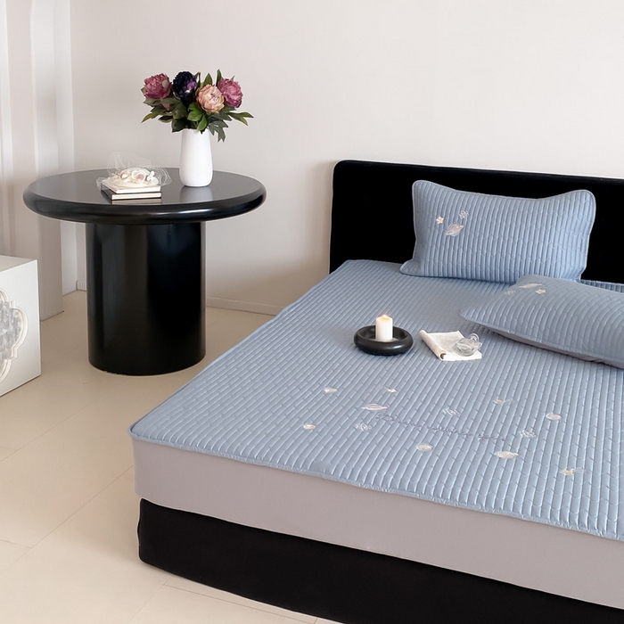 91家纺网 家纺一手货源 找家纺 由有家居 2025新品50S双股全棉长绒棉刺绣绗缝夹棉床笠床垫保护罩三件套 星光蓝