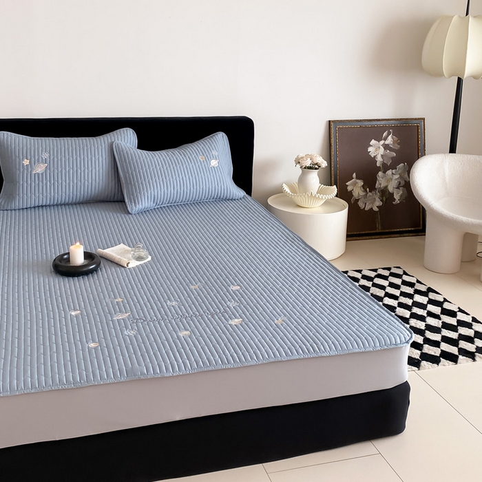 91家纺网 家纺一手货源 找家纺 由有家居 2025新品50S双股全棉长绒棉刺绣绗缝夹棉床笠床垫保护罩三件套 星光蓝