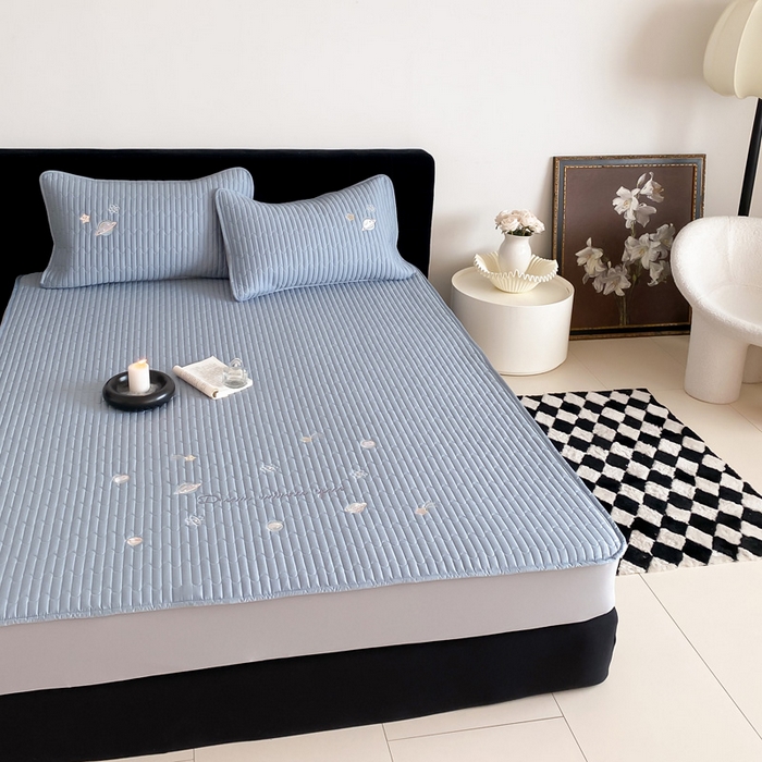 91家纺网 家纺一手货源 找家纺 由有家居 2025新品50S双股全棉长绒棉刺绣绗缝夹棉床笠床垫保护罩三件套 星光蓝