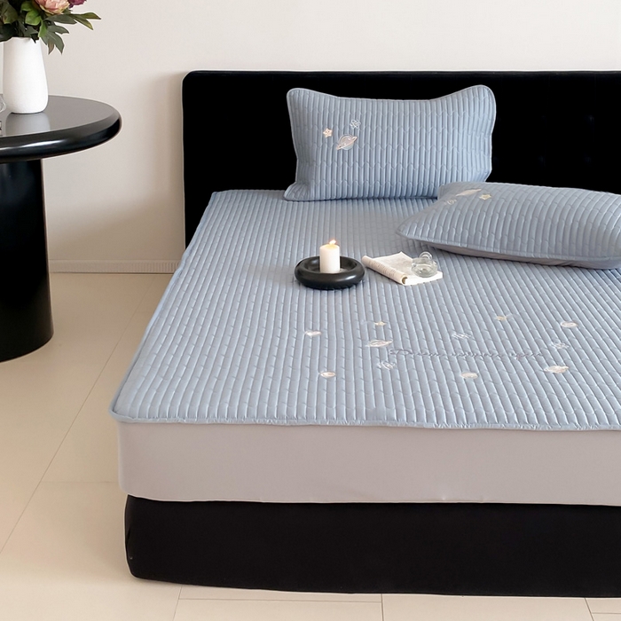 91家纺网 家纺一手货源 找家纺 由有家居 2025新品50S双股全棉长绒棉刺绣绗缝夹棉床笠床垫保护罩三件套 星光蓝