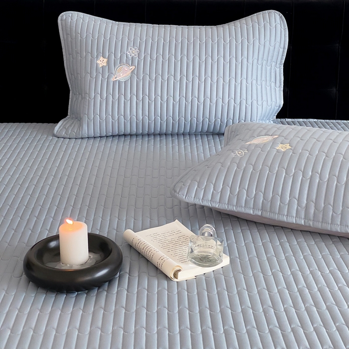 91家纺网 家纺一手货源 找家纺 由有家居 2025新品50S双股全棉长绒棉刺绣绗缝夹棉床笠床垫保护罩三件套 星光蓝