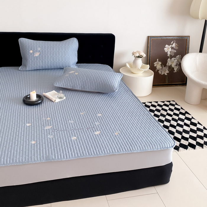 91家纺网 家纺一手货源 找家纺 由有家居 2025新品50S双股全棉长绒棉刺绣绗缝夹棉床笠床垫保护罩三件套 星光蓝