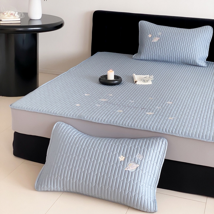 91家纺网 家纺一手货源 找家纺 由有家居 2025新品50S双股全棉长绒棉刺绣绗缝夹棉床笠床垫保护罩三件套 星光蓝