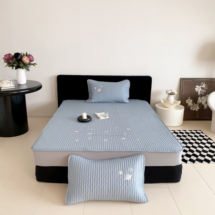 91家纺网 家纺一手货源 找家纺 由有家居 2025新品50S双股全棉长绒棉刺绣绗缝夹棉床笠床垫保护罩三件套 星光蓝