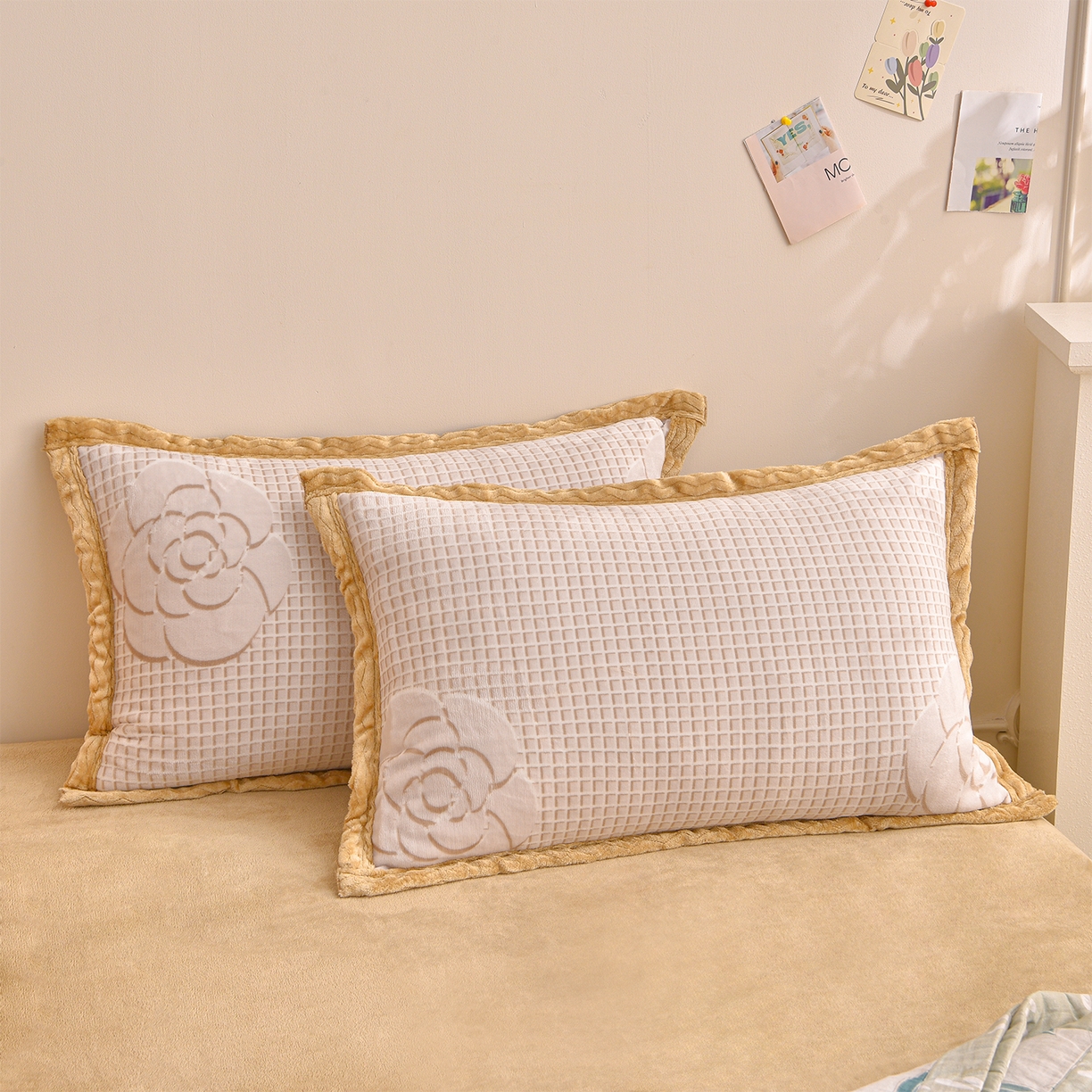 91家纺网 家纺一手货源 找家纺 董成龙家纺 2025新款直播爆款牛奶绒四件套雕花压线款法莱绒四件套11 山茶花-米白