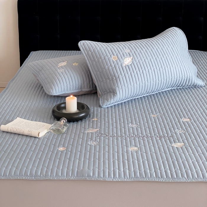 91家纺网 家纺一手货源 找家纺 由有家居 2025新品50S双股全棉长绒棉刺绣绗缝夹棉床笠床垫保护罩三件套 星光蓝