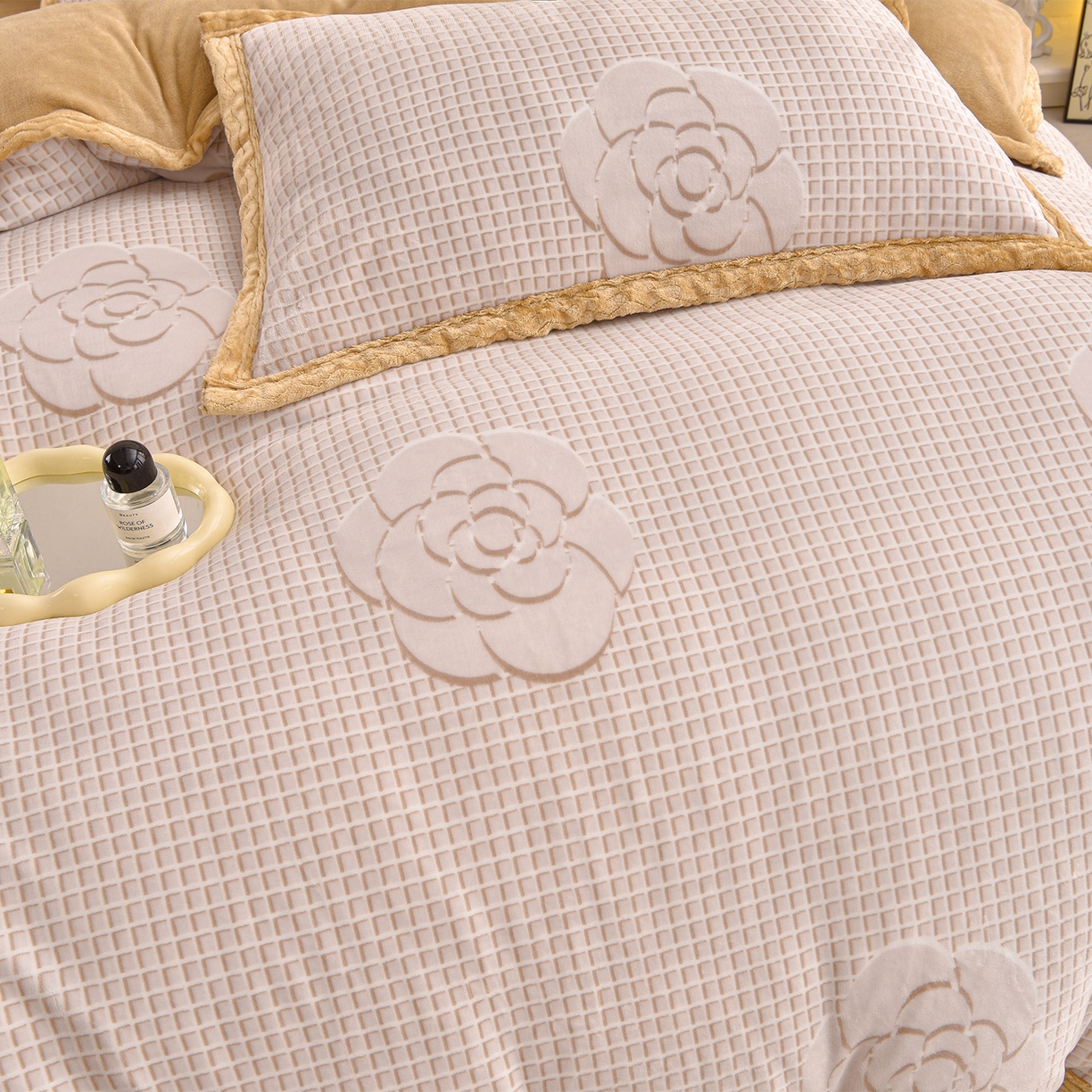 91家纺网 家纺一手货源 找家纺 董成龙家纺 2025新款直播爆款牛奶绒四件套雕花压线款法莱绒四件套11 山茶花-米白