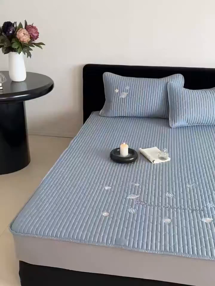 91家纺网 家纺一手货源 找家纺 由有家居 2025新品50S双股全棉长绒棉刺绣绗缝夹棉床笠床垫保护罩三件套 星光蓝