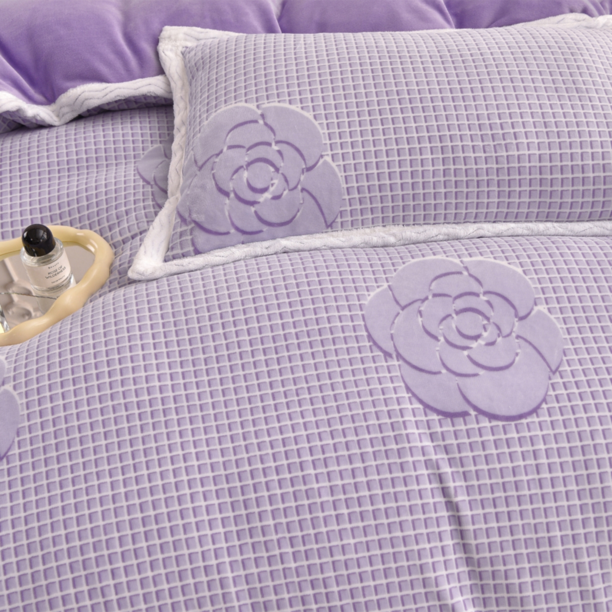 91家纺网 家纺一手货源 找家纺 董成龙家纺 2025新款直播爆款牛奶绒四件套雕花压线款法莱绒四件套11 山茶花-紫