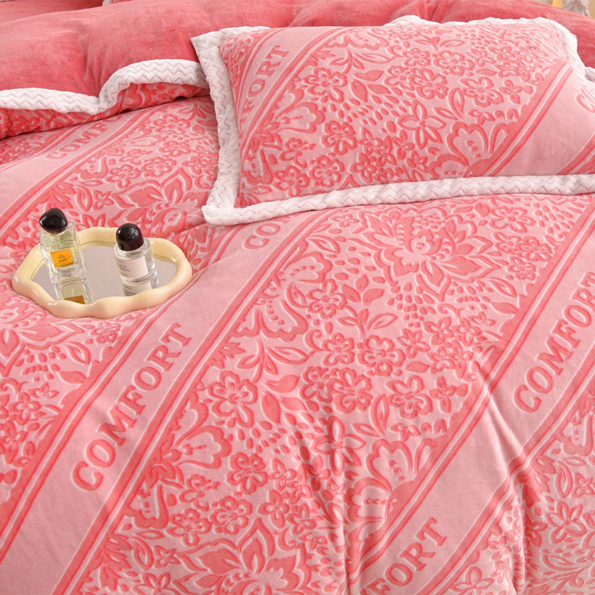 91家纺网 家纺一手货源 找家纺 董成龙家纺 2025新款直播爆款牛奶绒四件套雕花压线款法莱绒四件套11 盛世年华-粉