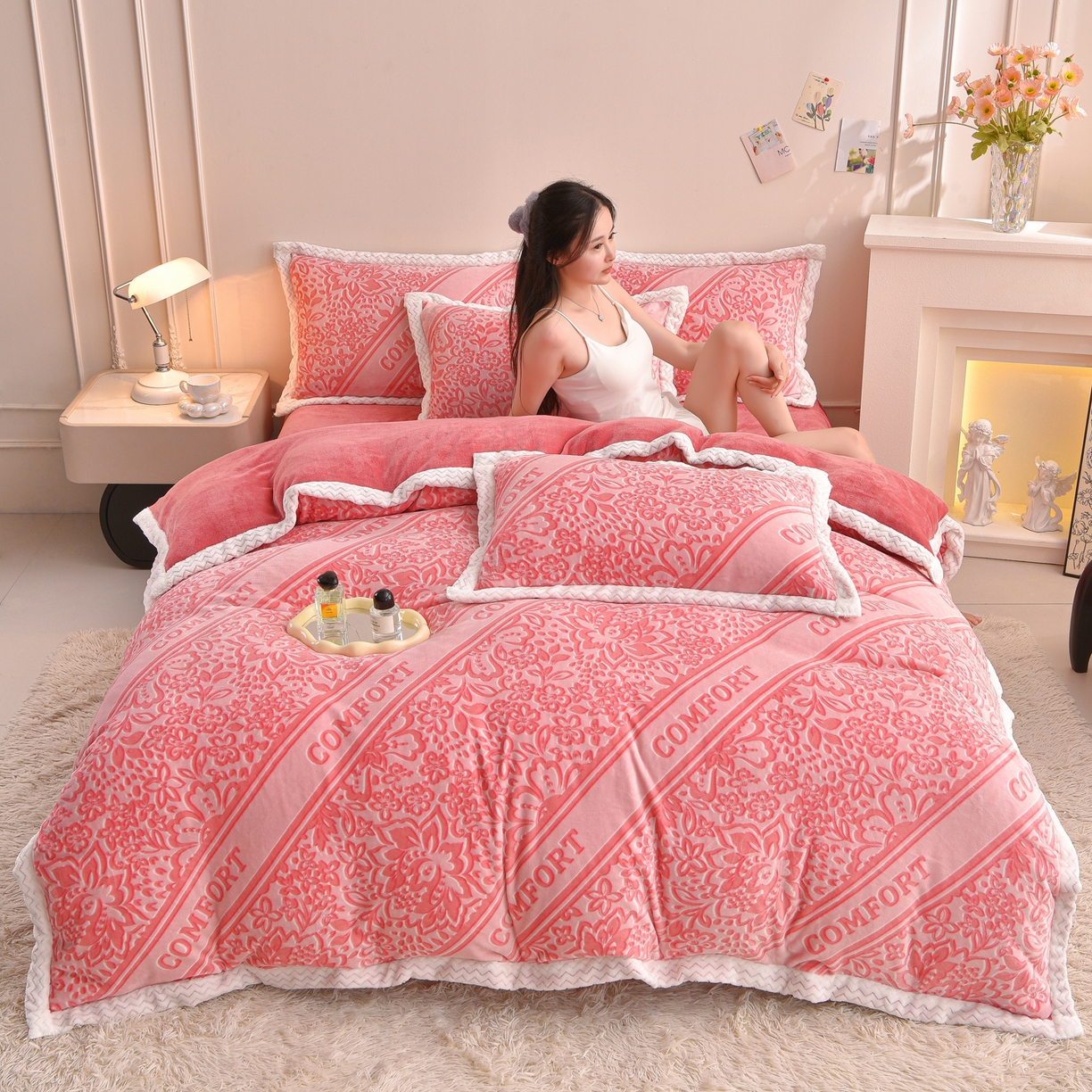 91家纺网 家纺一手货源 找家纺 董成龙家纺 2025新款直播爆款牛奶绒四件套雕花压线款法莱绒四件套11 盛世年华-粉