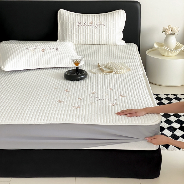 由有家居 2025新品50S双股全棉长绒棉刺绣绗缝夹棉床笠床垫保护罩三件套 珍珠白